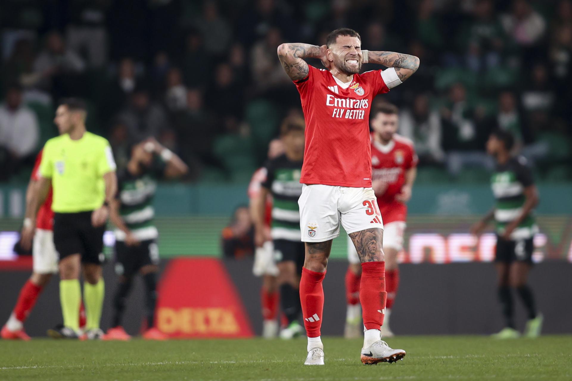 Nicolás Otamendi, del Benfica, reacciona durante el partido de fútbol de la Liga Portugal ante el Sporting CP en el Estadio Alavalade de Lisboa. EFE/EPA/FILIPE AMORIM
