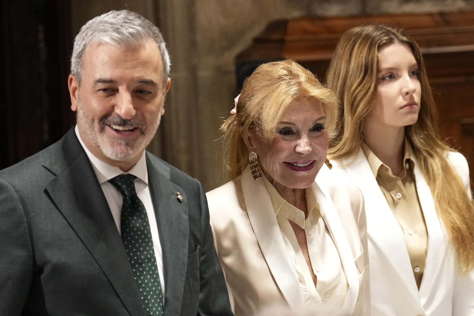 La baronesa Carmen Thyssen (c), acompañada de su hija Sabina (d) y del alcalde de Barcelona, Jaume Collboni, durante la rueda de prensa ofrecida este jueves en el Ayuntamiento de Barcelona para informar sobre el acuerdo para ubicar en los antiguos Cines Comedia del emblemático paseo de Gràcia de Barcelona el Museo Carmen Thyssen. EFE/Alejandro García
