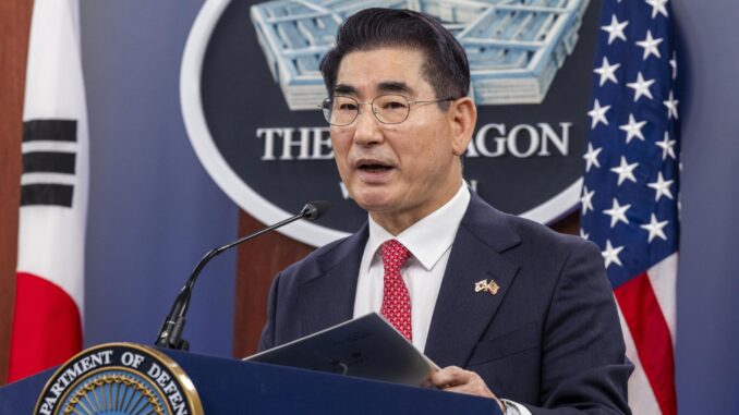 Kim Yong Hyun, cuando era ministro de Defensa de Corea del Sur, durante una conferencia de prensa en el Pentágono, en EE.UU., el 30 de octubre de 2024. EFE/EPA/SHAWN THEW
