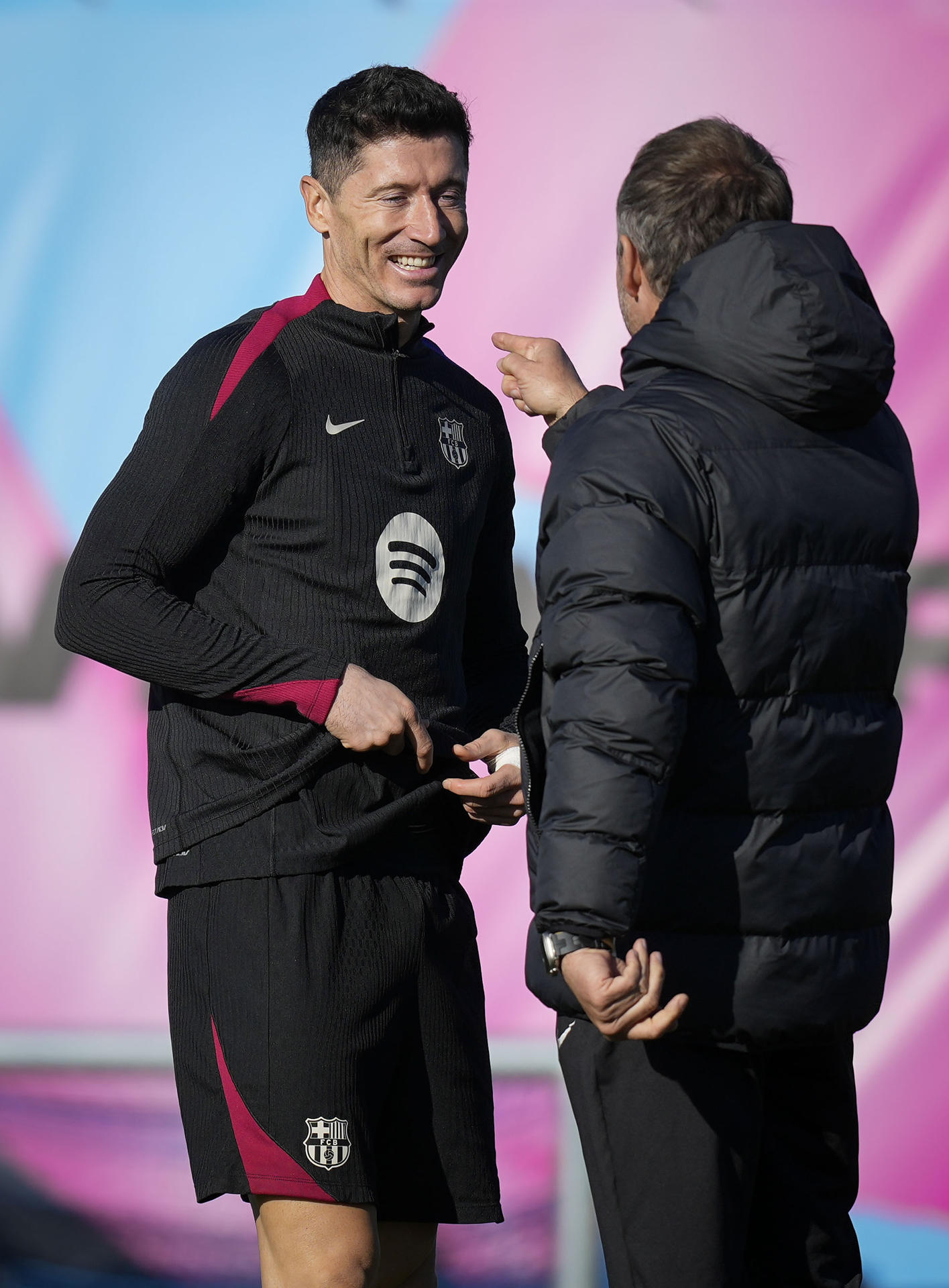 Hansi Flick conversa este viernes con Robert Lewandowski. EFE/Enric Fontcuberta
