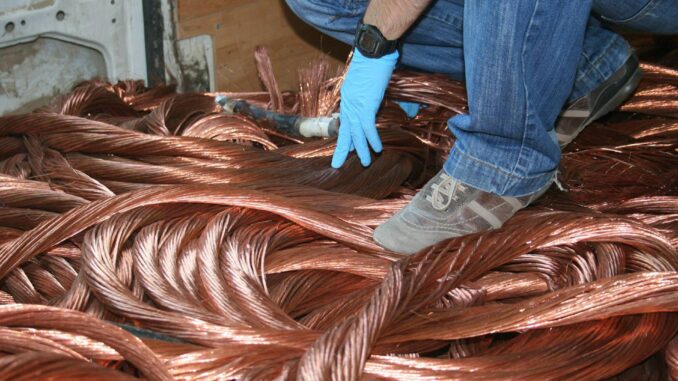 Imagen de archivo del cable de cobre intervenido en una operación policial. EFE
