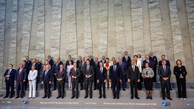 El secretario general de la OTAN, Mark Rutte (C), y los ministros de Relaciones Exteriores de la OTAN posan para la foto oficial en el segundo día de la reunión de la Organización del Tratado del Atlántico Norte (OTAN) en Bruselas, el 4 de diciembre de 2024. EFE/EPA/OLIVIER MATTHYS
