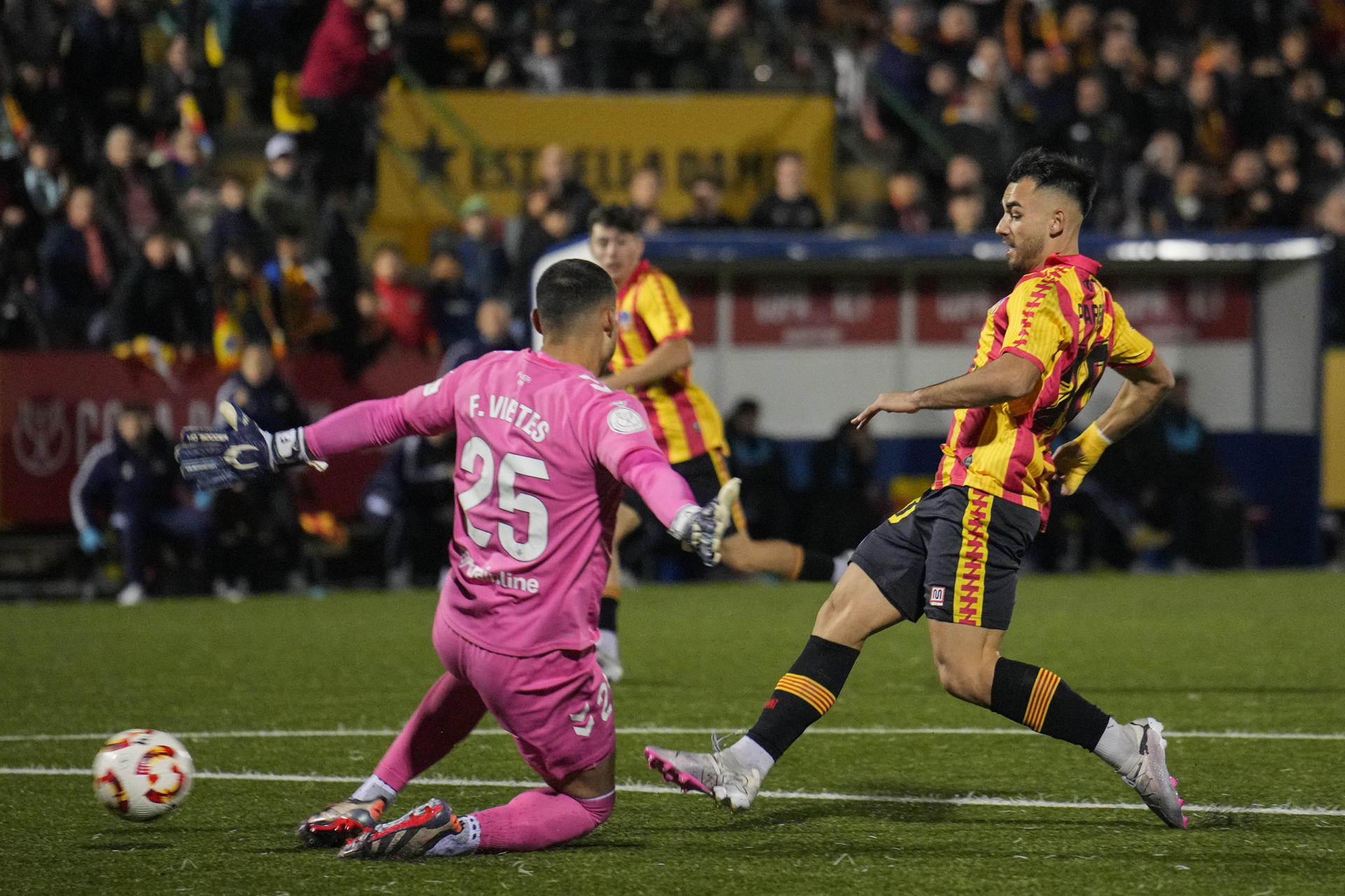 El portero del Betis Fran Vieites (i) disputa un balón con el delantero de la Unió Esportiva Sant Andreu Andoni Paredes (d), durante el partido de segunda ronda de Copa del Rey que Unió Esportiva Sant Andreu y Real Betis Balompié disputaron en el Campo Municipal Narcís Sala, en Barcelona. EFE/ Alejandro García
