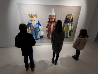 Varias personas visitan la mayor exposición de Playmobil hecha hasta el momento en España, compuesta por cerca de 10.000 figuras, este domingo en Sevilla. La muestra permanecerá abierta hasta el 4 de Enero. EFE/David Arjona.