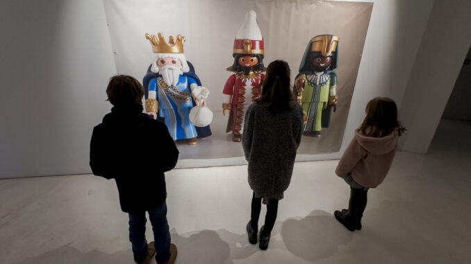 Varias personas visitan la mayor exposición de Playmobil hecha hasta el momento en España, compuesta por cerca de 10.000 figuras, este domingo en Sevilla. La muestra permanecerá abierta hasta el 4 de Enero. EFE/David Arjona.
