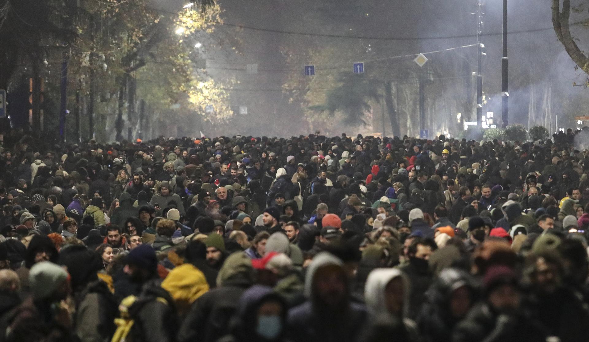 Partidarios de la oposición georgiana participan en una manifestación frente al edificio del Parlamento en Tbilisi, Georgia, el 4 de diciembre de 2024. EFE/EPA/David Mdzinarashvili
