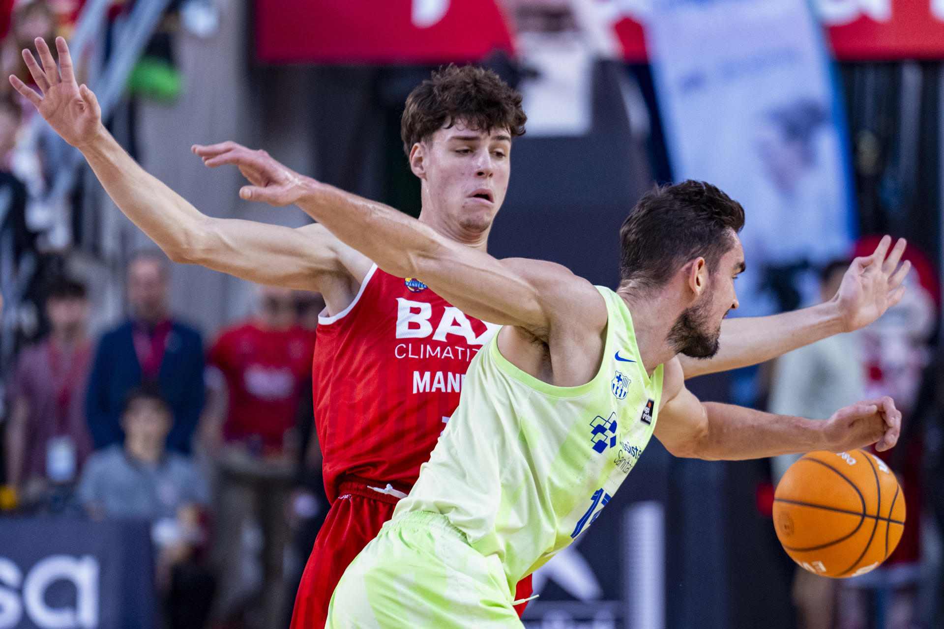 El base checo del Barça Tomas Satoransky (d) es defendido por el base español del Baxi Manresa Mario Saint-Supéry (i) durante el encuentro de la jornada 9 de la Liga Endesa entre el Baxi Manresa y Barça, disputado este domingo en el Pabellón Nou Congost de Manresa. EFE/Siu Wu
