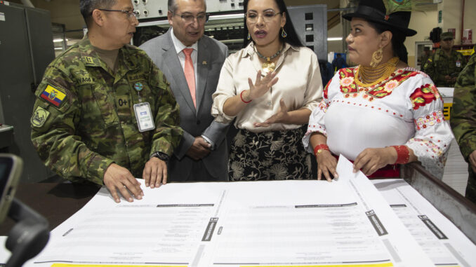 La presidenta del Consejo Nacional Electoral (CNE), Diana Atamaint (c), muestra una papeleta electoral este martes, en Quito (Ecuador). EFE/ Gianna Benalcázar
