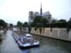 Un barco con turistas navegando por el Sena junto a la catedral de Notre Dame. EFE/Horacio Villalobos