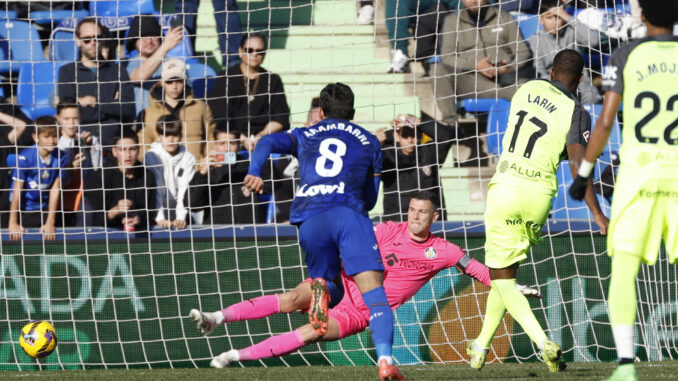 El delantero canadiense del Mallorca Cyle Larin (d) consigue de penalti el primer gol de su equipo durante el partido de LaLiga que enfrentó a su equipo contra el Getafe este sábado en el Coliseum en Getafe. EFE/ Juanjo Martín
