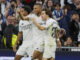 El delantero francés del Real Madrid Kylian Mbappé (c) celebra tras marcar el segundo gol de su equipo en el partido de LaLiga entre el Real Madrid y el Getafe, este domingo en el estadio Santiago Bernabéu. EFE/Ballesteros