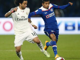 El defensa brasileño del Real Madrid Marcelo Vieira (i) lucha el balón con el ecuatoriano Joao Rojas (d), de Cruz Azul, durante la semifinal del Mundial de Clubes de 2014 en Marrakech (Marruecos). EFE/Chema Moya/Arhivo
MOROCCO SOCCER FIFA CLUB WORLD CUP:Real Madrid's Brazilian defender Marcelo Vieira (L) fights for the ball with Ecuadorian Joao Rojas (R) of Cruz Azul during the FIFA Club World Cup 2014 semi final soccer match between Cruz Azul and Real Madrid in Marrakech, Morocco, 16 December 2014. EFE/Chema Moya