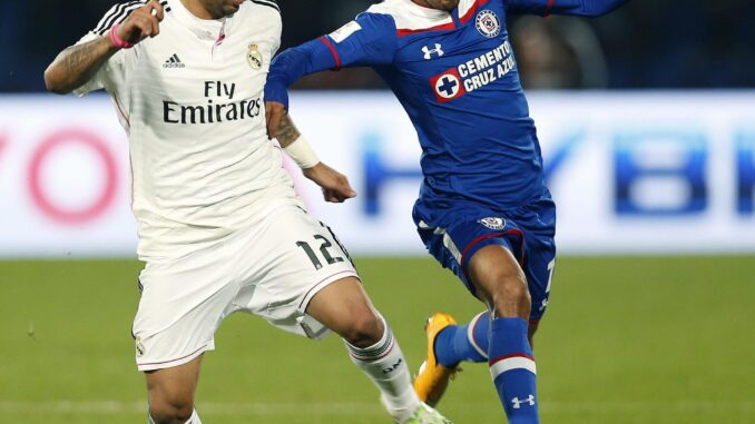 El defensa brasileño del Real Madrid Marcelo Vieira (i) lucha el balón con el ecuatoriano Joao Rojas (d), de Cruz Azul, durante la semifinal del Mundial de Clubes de 2014 en Marrakech (Marruecos). EFE/Chema Moya/Arhivo
MOROCCO SOCCER FIFA CLUB WORLD CUP:Real Madrid's Brazilian defender Marcelo Vieira (L) fights for the ball with Ecuadorian Joao Rojas (R) of Cruz Azul during the FIFA Club World Cup 2014 semi final soccer match between Cruz Azul and Real Madrid in Marrakech, Morocco, 16 December 2014. EFE/Chema Moya
