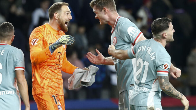 Los jugadores del Atlético de Madrid celebran la victoria tras el partido de la jornada 18 de LaLiga entre el FC Barcelona y el Atlético de Madrid, en el estadio olímpico Lluis Companys. EFE/Quique García
