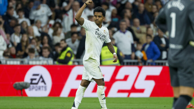 El delantero brasileño del Real Madrid Rodrygo Goes celebra la consecución del tercer gol de su equipo durante el partido de LaLiga entre el Real Madrid y el Sevilla, este domingo en el estadio Santiago Bernabéu. EFE/ JuanJo Martín
