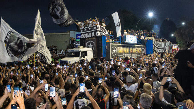 Los jugadores y comité técnico de Botafogo partipan en un desfile para celebrar el triunfo de la Copa Conmebol Libertadores en Río de Janeiro (Brasil). EFE/ André Coelho
