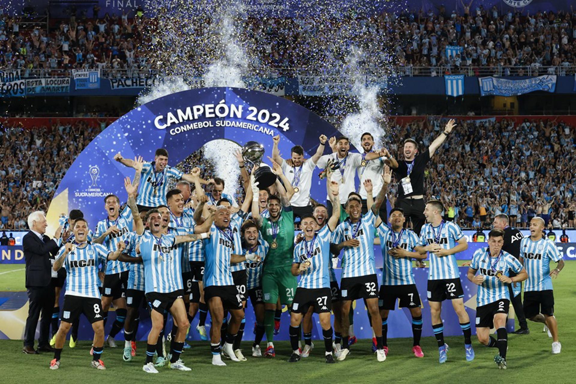 Jugadores de Racing Club celebran con el trofeo de la Copa Sudamericana tras vencer Cruzeiro. EFE/ Mauricio Dueñas Castañeda
