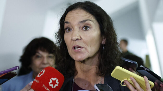 Reyes Maroto atiende a los medios en el marco del acto institucional conmemorativo del Día Internacional de la Eliminación de la Violencia contra la Mujer en el Ayuntamiento de Madrid. EFE/Rodrigo Jiménez
