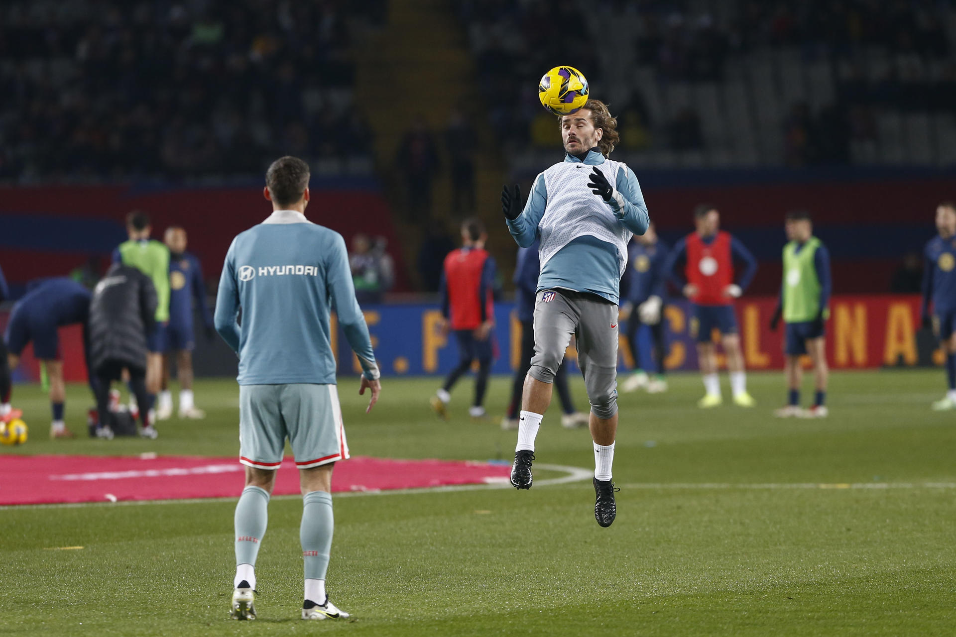 El delantero francés del Atlético de Madrid Antoine Griezmann en el calentamiento previo al partido de LaLiga entre el Barcelona y el Atlético de Madrid, este sábado en el estadio olímpico Lluis Companys. EFE/ Quique García
