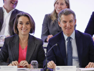 El líder del Partido Popular, Alberto Núñez Feijóo (c) junto con la secretaria general del partido Cuca Gamarra (i) durante la reunión del Comité Ejecutivo Nacional celebrada este lunes en Madrid. EFE/ Javier Lizón .