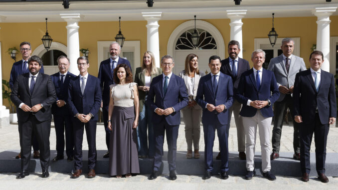 Imagen de archivo del líder del PP, Alberto Núñez Feijóo en una foto de familia con los presidentes autonómicos de su partido. EFE/ J.P.gandul
