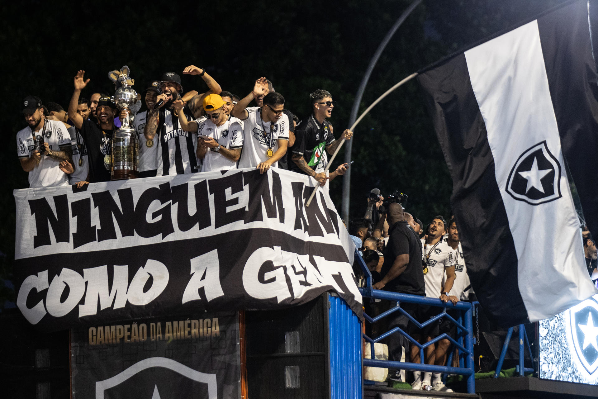 Los jugadores y comité técnico de Botafogo partipan en un desfile para celebrar el triunfo de la Copa Conmebol Libertadores en Río de Janeiro (Brasil). EFE/ André Coelho
