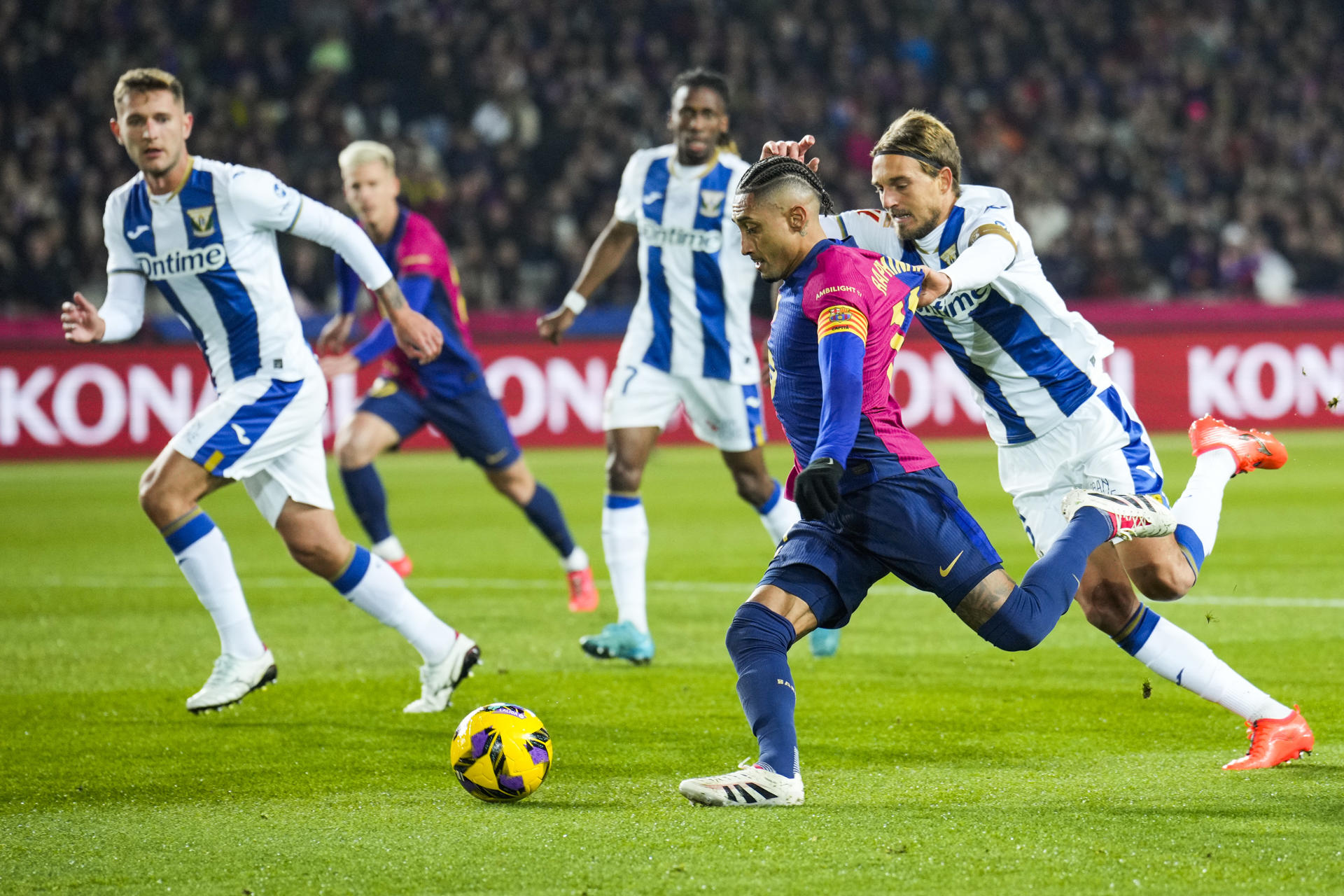 El delantero del FC Barcelona Raphinha (2d) avanza con el balón durante el partido de la jornada 17 de LaLiga que FC Barcelona y CD Leganés disputan este domingo en el estadio Lluís Companys, en Barcelona. EFE/Alejandro García
