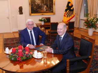 El presidente alemán Frank-Walter Steinmeier (I) se reúne con el canciller alemán Olaf Scholz (D) en el Palacio de Bellevue en Berlín, Alemania, 16 de diciembre de 2024. El canciller alemán Olaf Scholz perdió una votación de confianza en el Bundestag alemán, allanando el camino para nuevas elecciones. (Elections, Germany) EFE/EPA/JENS KRICK / POOL