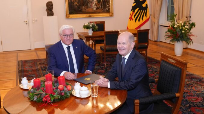 El presidente alemán Frank-Walter Steinmeier (I) se reúne con el canciller alemán Olaf Scholz (D) en el Palacio de Bellevue en Berlín, Alemania, 16 de diciembre de 2024. El canciller alemán Olaf Scholz perdió una votación de confianza en el Bundestag alemán, allanando el camino para nuevas elecciones. (Elections, Germany) EFE/EPA/JENS KRICK / POOL
