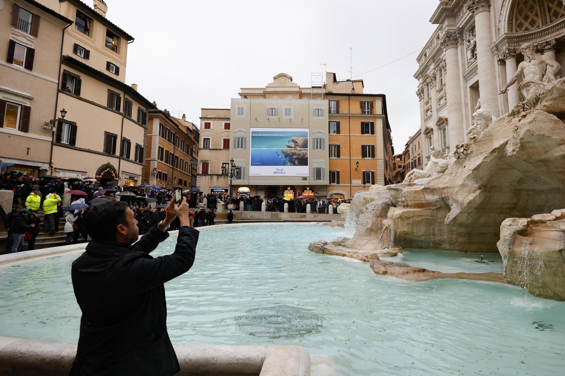 Roma.- El agua ha vuelto a brotar este domingo en la Fontana de Trevi de Roma tras dos meses de mantenimiento para que pueda lucir durante el Jubileo, ahora con un sistema que permitirá verla -y lanzar la moneda- a un máximo de 400 personas a la vez.
EFE/EPA/FABIO FRUSTACI
