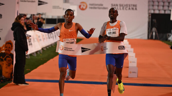 El etíope Berihu Aregawi (i) y el ugandés Jacob Kiplimo (d) entran primero y segundo en la carrera San Silvestre Vallecana que se disputa este martes 31 de diciembre en Madrid. EFE/Fernando Villar
