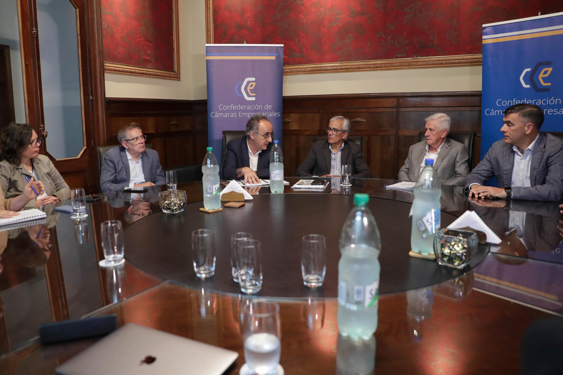 El ministro de Trabajo y Seguridad Social designado para el próximo gobierno de Uruguay, Juan Castillo (c), y el presidente de la Confederación de Cámaras Empresariales de Uruguay, Diego O'Neill (2d), se reunen junto a sus equipos de trabajo este lunes, en la sede de la Cámara de la Construcción del Uruguay en Montevideo (Uruguay). EFE/ Alejandro Prieto
