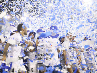 Los jugadores de Vélez levantan la copa de campeones de la Liga Profesional Argentina. EFE/ Juan Ignacio Roncoroni