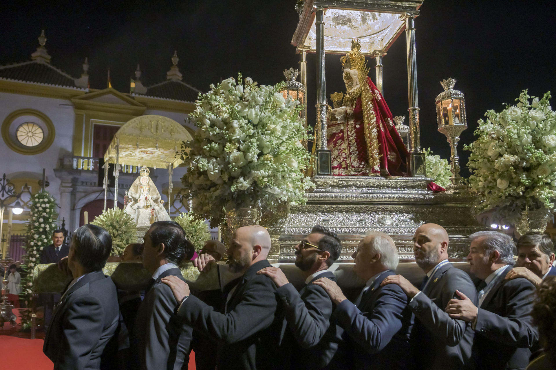 La Virgen de Setefilla pasa ante la Virgen de Los Reyes en el Palco de Autoridades situado en la Plaza de Toros de La Maestranza en el Paseo de Colón, en la procesión de clausura del II Congreso Internacional de Hermandades Piedad Popular, bautizada como la 'magna', hoy domingo en Sevilla. EFE/ Raúl Caro.
