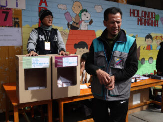 Jurados electorales esperan en un puesto de votación durante las elecciones judiciales este domingo, en La Paz (Bolivia). EFE/ Luis Gandarillas