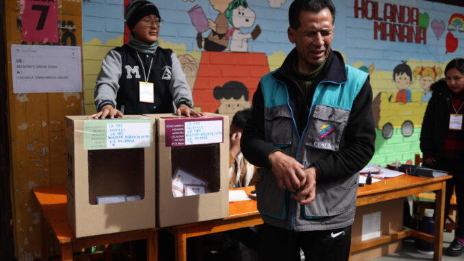 Jurados electorales esperan en un puesto de votación durante las elecciones judiciales este domingo, en La Paz (Bolivia). EFE/ Luis Gandarillas
