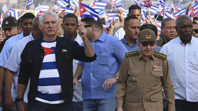 El presidente de Cuba, Miguel Diaz-Canel (i), junto al General de Ejército, Raúl Castro (d), asisten a una marcha frente a la embajada de Estados Unidos este viernes, en La Habana (Cuba). EFE/ Yamil Lage
