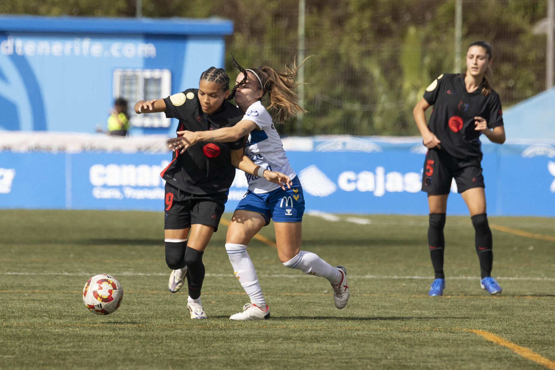 La defensa del Costa Adeje Tenerife Clau Blanco (d) y la centrocampista del Barcelona Vicky (i) durante el partido de octavos de final de la Copa de la Reina que enfrentó a ambos equipos este sábado en el campo de fútbol de Adeje, en Tenerife. EFE/ Miguel Barreto
