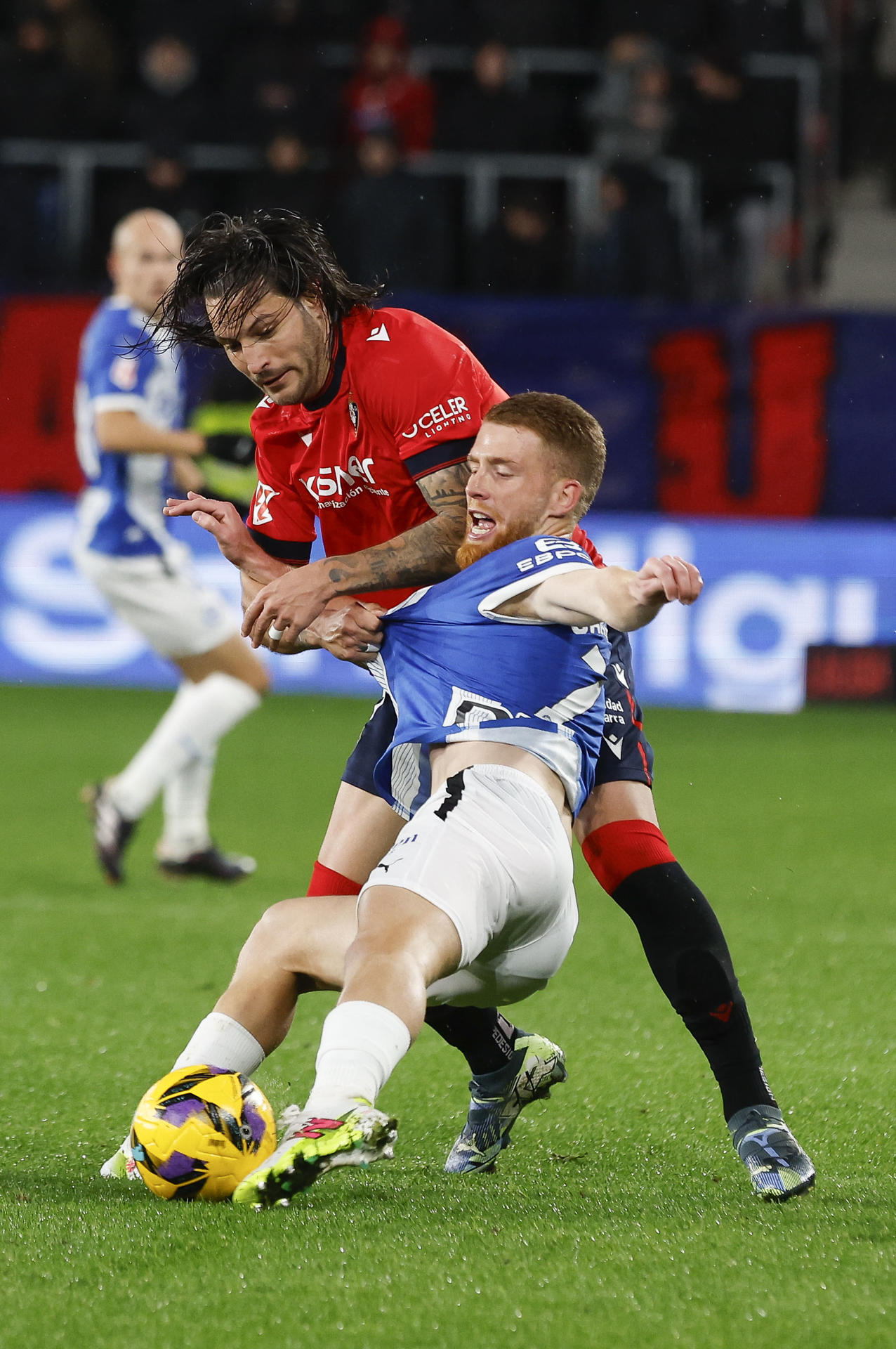 El delantero del Alavés, Carlos Vicente (d), disputa el balón ante el defensa de Osasuna, Juan Cruz, durante el encuentro correspondiente a la jornada 16 de LaLiga EA Sports que disputan Osasuna y el Alavés en el Estadio El Sadar de Pamplona. EFE/ Villar López
