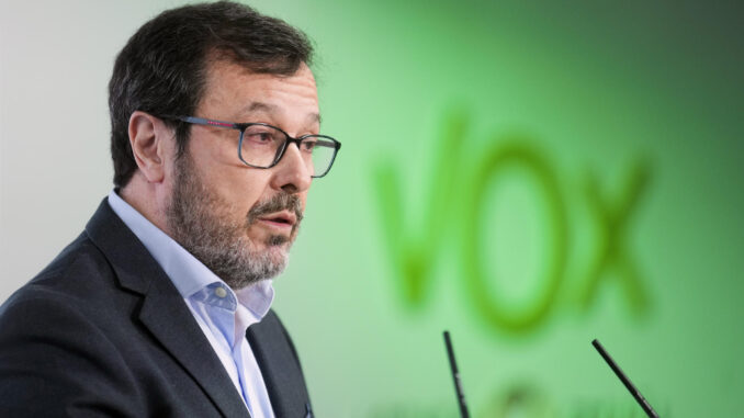 El portavoz de Vox, José Antonio Fúster, durante la rueda de prensa posterior al Comité de Acción Política del partido, este lunes en Madrid. EFE/ Borja Sánchez-Trillo
