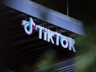 La Comisión Europea decidió este martes abrir una investigación exhaustiva a TikTok por una presunta infracción de la Ley de Servicios Digitales (DSA).EFE/EPA/ALLISON DINNER