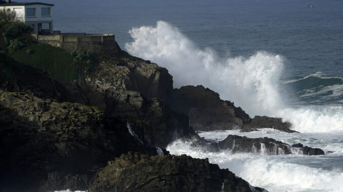 Las olas rompen en la playa de Tapia de Casareigo (Asturias), este martes. EFE/Paco Paredes
