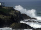 Las olas rompen en la playa de Tapia de Casareigo (Asturias), este martes. EFE/Paco Paredes