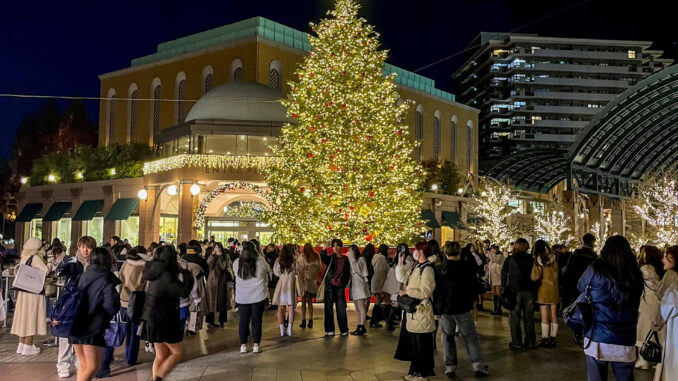 Las calles de ciudades niponas como Tokio, Osaka y Yokohama se visten de luces, decoraciones y mercados navideños similares a los europeos para celebrar unas fiestas que este país, en el que solo un 1 % de la población es cristiana, adoptó sin implicaciones religiosas. En la imagen, Mercado navideño de Ebisu Garden, en Tokio. EFE/Sara Rodríguez Pachón
