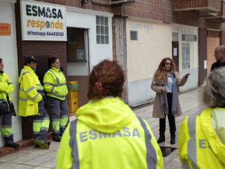 Trabajadores de ESMASA colaborando en la gestión de los puntos de reciclaje inteligentes, impulsando un Alcorcón más sostenible.