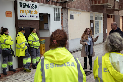 Trabajadores de ESMASA colaborando en la gestión de los puntos de reciclaje inteligentes, impulsando un Alcorcón más sostenible.