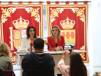 La alcaldesa de Alcorcón, Candelaria Testa, y la concejala Trinidad Castillo durante una conferencia sobre las obras de la A5 y su impacto.