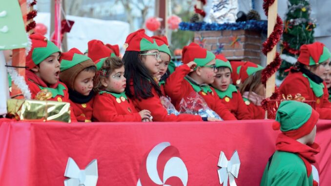 Niños disfrazados celebrando la magia de la Navidad en las actividades familiares organizadas por Fuenlabrada.