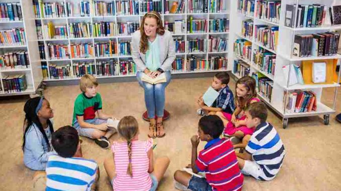 Niños participan en un taller creativo en las bibliotecas públicas de Madrid, fomentando el amor por la lectura y el aprendizaje.