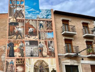 El mural de Demeseone en Fuenlabrada representa la construcción de la Iglesia de San Esteban, destacando el patrimonio local a través del arte urbano.